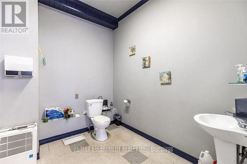 2340 King Street E, Hamilton, ON - Indoor Photo Showing Bathroom