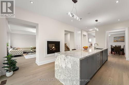 10ft High Ceilings - 121 Milky Way Drive, Richmond Hill, ON - Indoor Photo Showing Kitchen