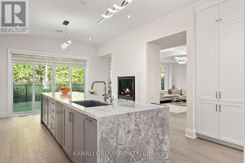 10ft High Ceilings - 121 Milky Way Drive, Richmond Hill, ON - Indoor Photo Showing Kitchen