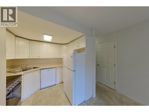 420 4 Avenue Se Unit# 201, Salmon Arm, BC - Indoor Photo Showing Kitchen With Double Sink