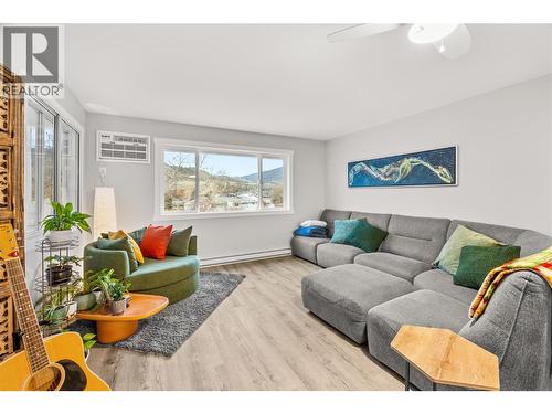 262 Kinney Avenue Unit# 311, Penticton, BC - Indoor Photo Showing Living Room