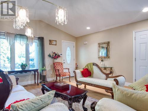 61 Concord Avenue, St. Catharines (Facer), ON - Indoor Photo Showing Living Room