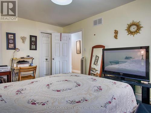 61 Concord Avenue, St. Catharines (Facer), ON - Indoor Photo Showing Bedroom