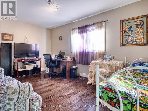 61 Concord Avenue, St. Catharines (Facer), ON - Indoor Photo Showing Bedroom
