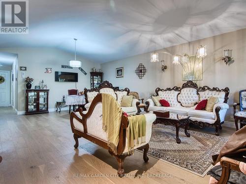 61 Concord Avenue, St. Catharines (Facer), ON - Indoor Photo Showing Living Room