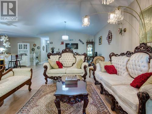 61 Concord Avenue, St. Catharines (Facer), ON - Indoor Photo Showing Living Room