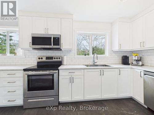 568 Mcnabb Street, Saugeen Shores, ON - Indoor Photo Showing Kitchen With Upgraded Kitchen