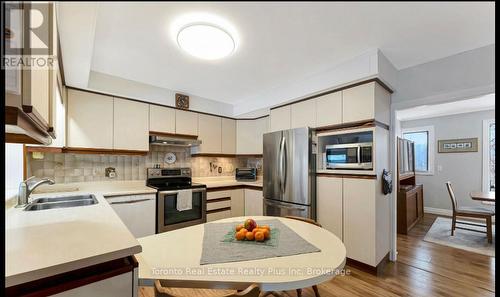 5467 Sixth Line, Milton, ON - Indoor Photo Showing Kitchen With Double Sink