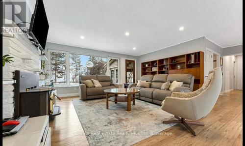 5467 Sixth Line, Milton, ON - Indoor Photo Showing Living Room