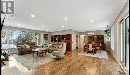 5467 Sixth Line, Milton, ON - Indoor Photo Showing Living Room