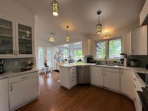 146 Wilkinson Crescent, Portage La Prairie, MB - Indoor Photo Showing Kitchen