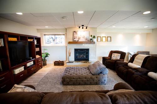 29 Granite Park Boulevard, Steinbach, MB - Indoor Photo Showing Living Room With Fireplace