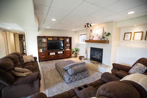 29 Granite Park Boulevard, Steinbach, MB - Indoor Photo Showing Living Room With Fireplace