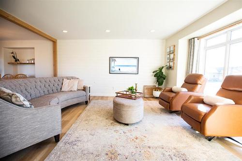 29 Granite Park Boulevard, Steinbach, MB - Indoor Photo Showing Living Room