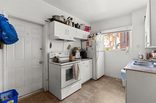 1170 Ingersoll Street, Winnipeg, MB - Indoor Photo Showing Kitchen With Double Sink