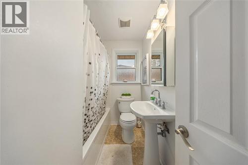 1035 Wellington Street, Sarnia, ON - Indoor Photo Showing Bathroom