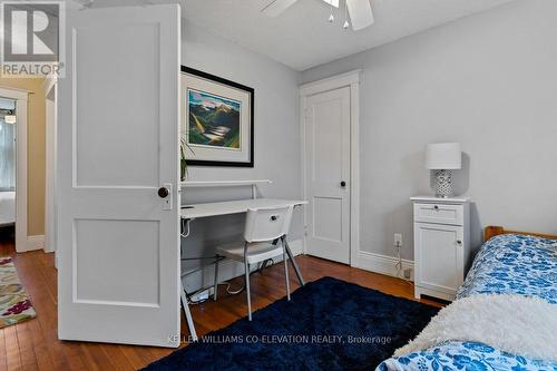 276 Graham Avenue S, Hamilton, ON - Indoor Photo Showing Bedroom