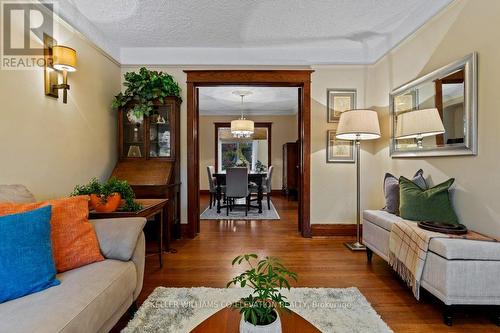 276 Graham Avenue S, Hamilton, ON - Indoor Photo Showing Living Room