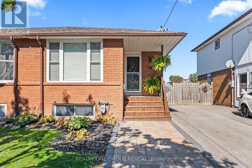 716 KENORA AVENUE  Oshawa, ON L1J 1K6