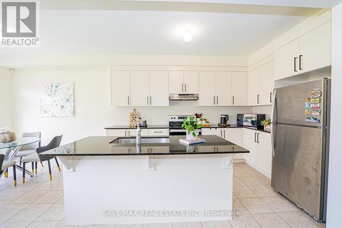 20 Bertram Gate, Whitby, ON - Indoor Photo Showing Kitchen