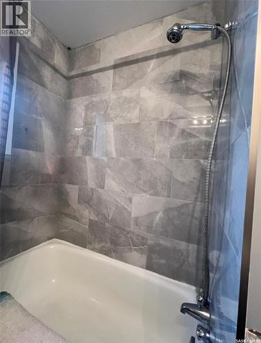 437 4Th Avenue Nw, Swift Current, SK - Indoor Photo Showing Bathroom
