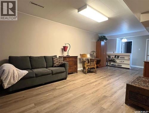 437 4Th Avenue Nw, Swift Current, SK - Indoor Photo Showing Living Room
