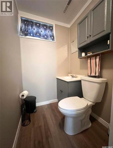 437 4Th Avenue Nw, Swift Current, SK - Indoor Photo Showing Bathroom
