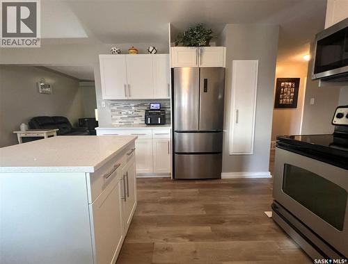 437 4Th Avenue Nw, Swift Current, SK - Indoor Photo Showing Kitchen