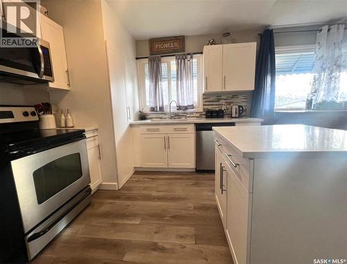 437 4Th Avenue Nw, Swift Current, SK - Indoor Photo Showing Kitchen With Stainless Steel Kitchen