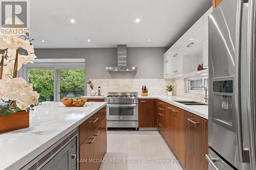 2480 Parmeer Drive, Mississauga, ON - Indoor Photo Showing Kitchen With Double Sink With Upgraded Kitchen