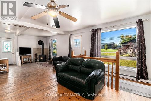 2877 Principale Street, Alfred And Plantagenet, ON - Indoor Photo Showing Living Room