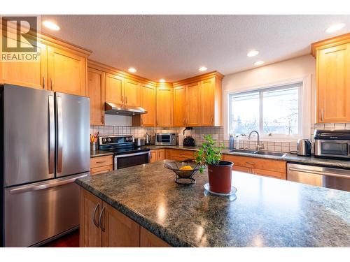 1081 Davie Avenue, Prince George, BC - Indoor Photo Showing Kitchen With Double Sink