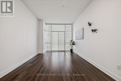 Kitchen With Breakfast Bar - 110 - 2480 Prince Michael Drive, Oakville, ON - Indoor Photo Showing Kitchen With Double Sink