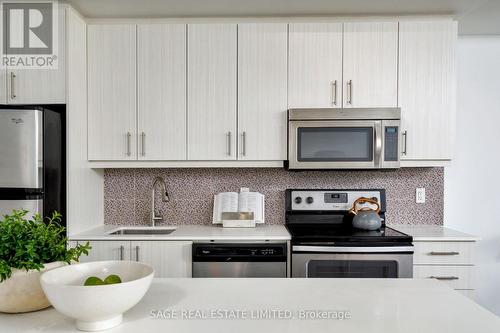 401 - 760 The Queensway, Toronto, ON - Indoor Photo Showing Kitchen
