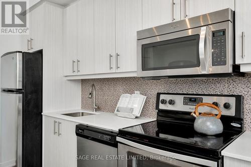 401 - 760 The Queensway, Toronto, ON - Indoor Photo Showing Kitchen