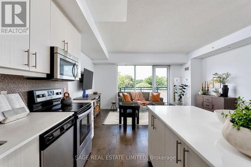401 - 760 The Queensway, Toronto, ON - Indoor Photo Showing Kitchen