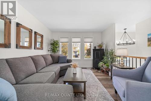 56 Alnet Drive, Belleville (Belleville Ward), ON - Indoor Photo Showing Living Room
