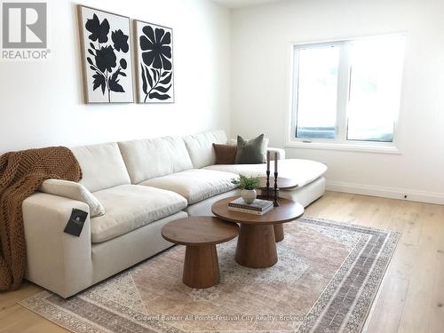 169 Wimpole Street, West Perth (Mitchell), ON - Indoor Photo Showing Living Room