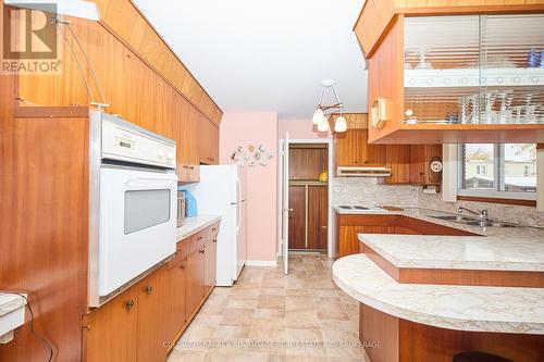 609 Lincoln Street, Welland (Lincoln/Crowland), ON - Indoor Photo Showing Kitchen With Double Sink
