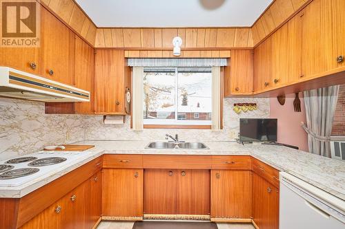 609 Lincoln Street, Welland (Lincoln/Crowland), ON - Indoor Photo Showing Kitchen With Double Sink