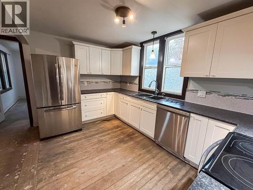 950 Aspen Street, Trail, BC - Indoor Photo Showing Kitchen With Double Sink
