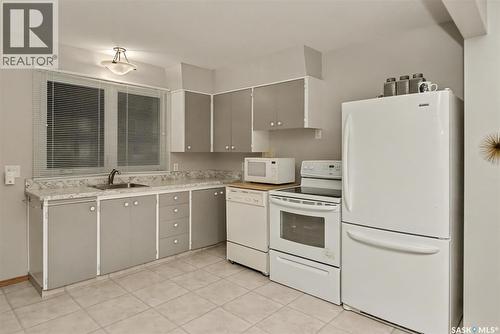 426 Royal Street, Regina, SK - Indoor Photo Showing Kitchen