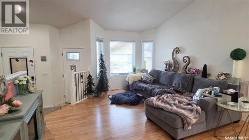 815 Lynd Crescent, Saskatoon, SK - Indoor Photo Showing Living Room