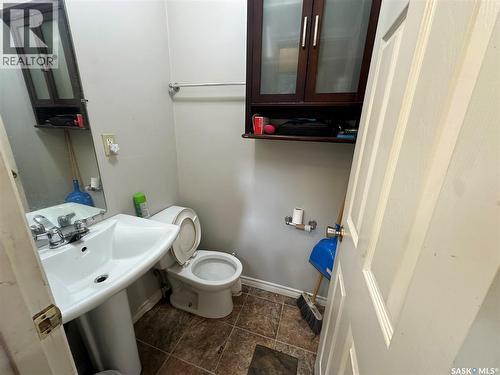 1070 Argyle Street, Regina, SK - Indoor Photo Showing Bathroom