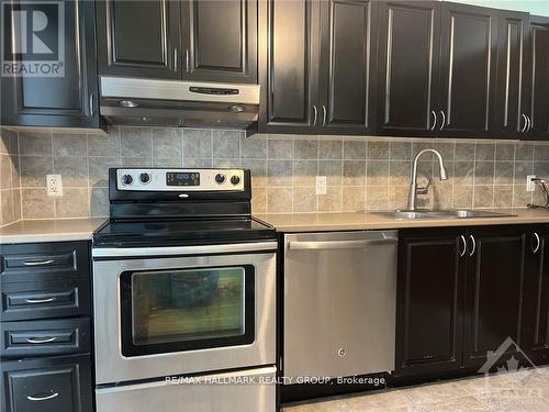123 Garrity Crescent, Ottawa, ON - Indoor Photo Showing Kitchen With Stainless Steel Kitchen With Double Sink With Upgraded Kitchen