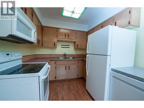 924 Dogwood Street, Creston, BC - Indoor Photo Showing Kitchen With Double Sink