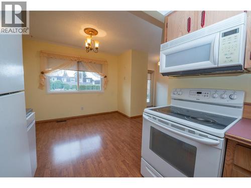 924 Dogwood Street, Creston, BC - Indoor Photo Showing Kitchen