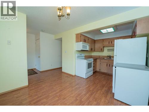 924 Dogwood Street, Creston, BC - Indoor Photo Showing Kitchen