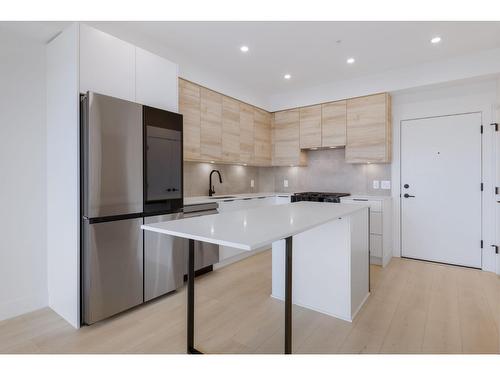 207 30490 Cardinal Avenue, Abbotsford, BC - Indoor Photo Showing Kitchen With Stainless Steel Kitchen With Upgraded Kitchen