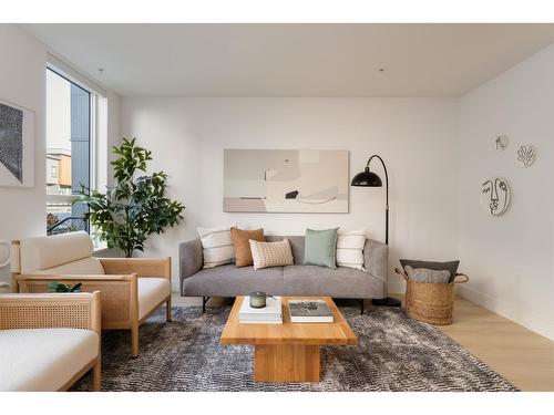 101 30494 Cardinal Avenue, Abbotsford, BC - Indoor Photo Showing Living Room